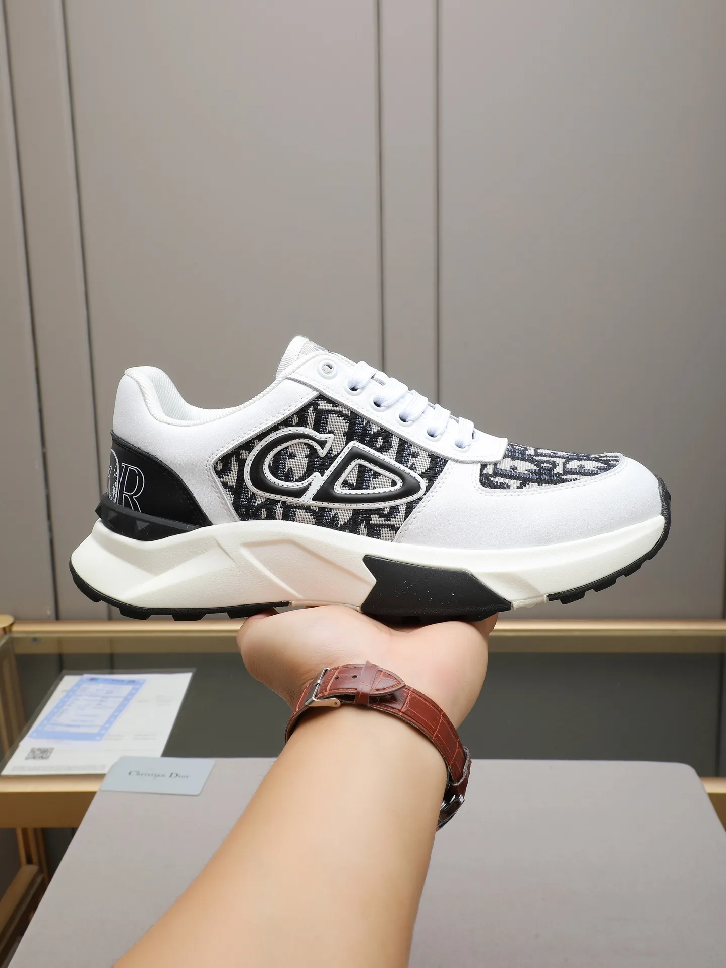 🆕🆕🆕Men's Shoes💰P440 Dior's avant-garde and versatile fashionable men's shoes are privately modeled, calfskin stitched with Dior's special waterproof fabric, fashionable, simple, stylish, eye-catching and classy. It will subvert old ideas and be a must-have for fashionistas who want to spend time with you! Must keep it for yourself! High and comfortable but low, high-end quality workmanship. Code number: 38-44 (45 customized) 4 colors for your choice [kiss][kiss][kiss]